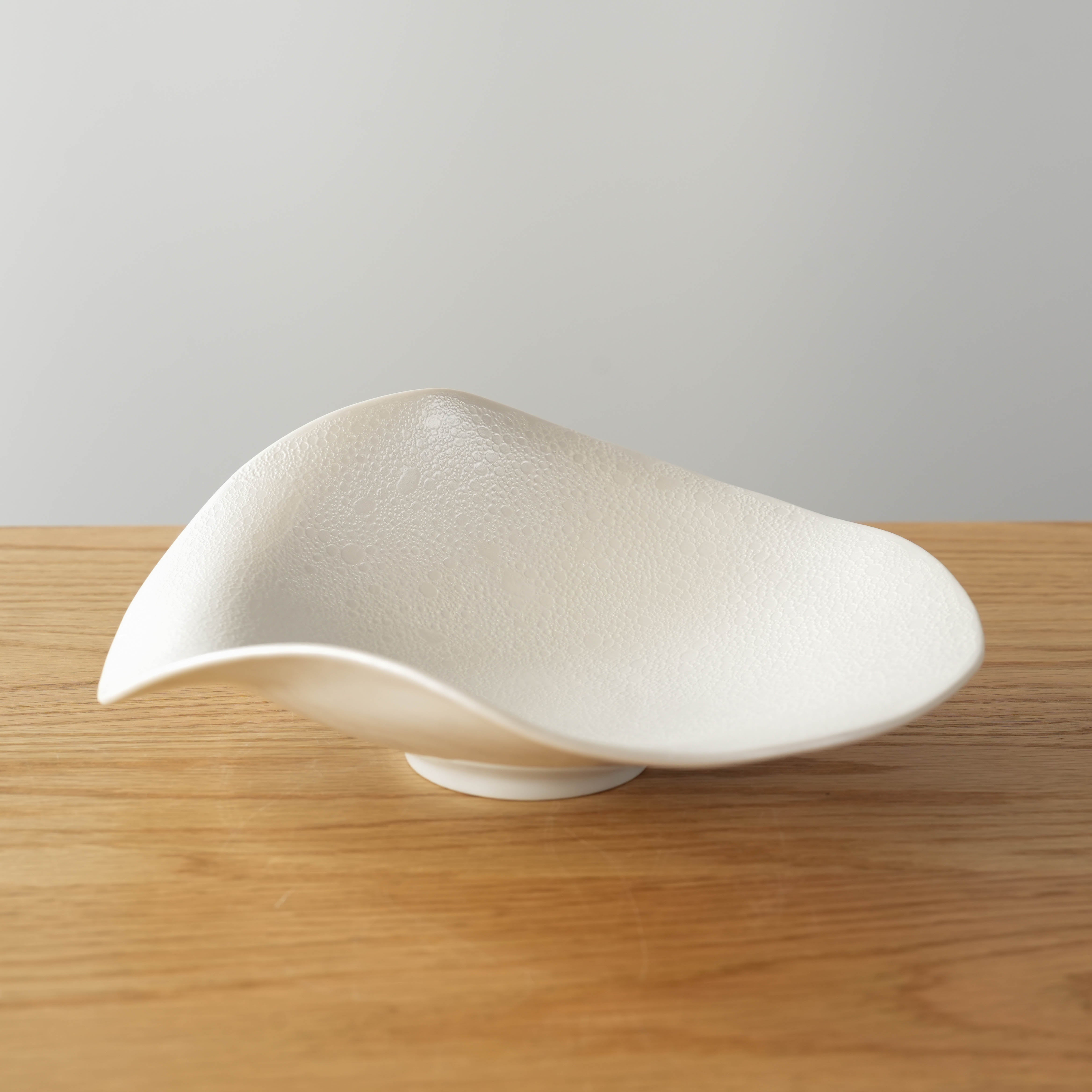 Pedestal leaf-shaped dish