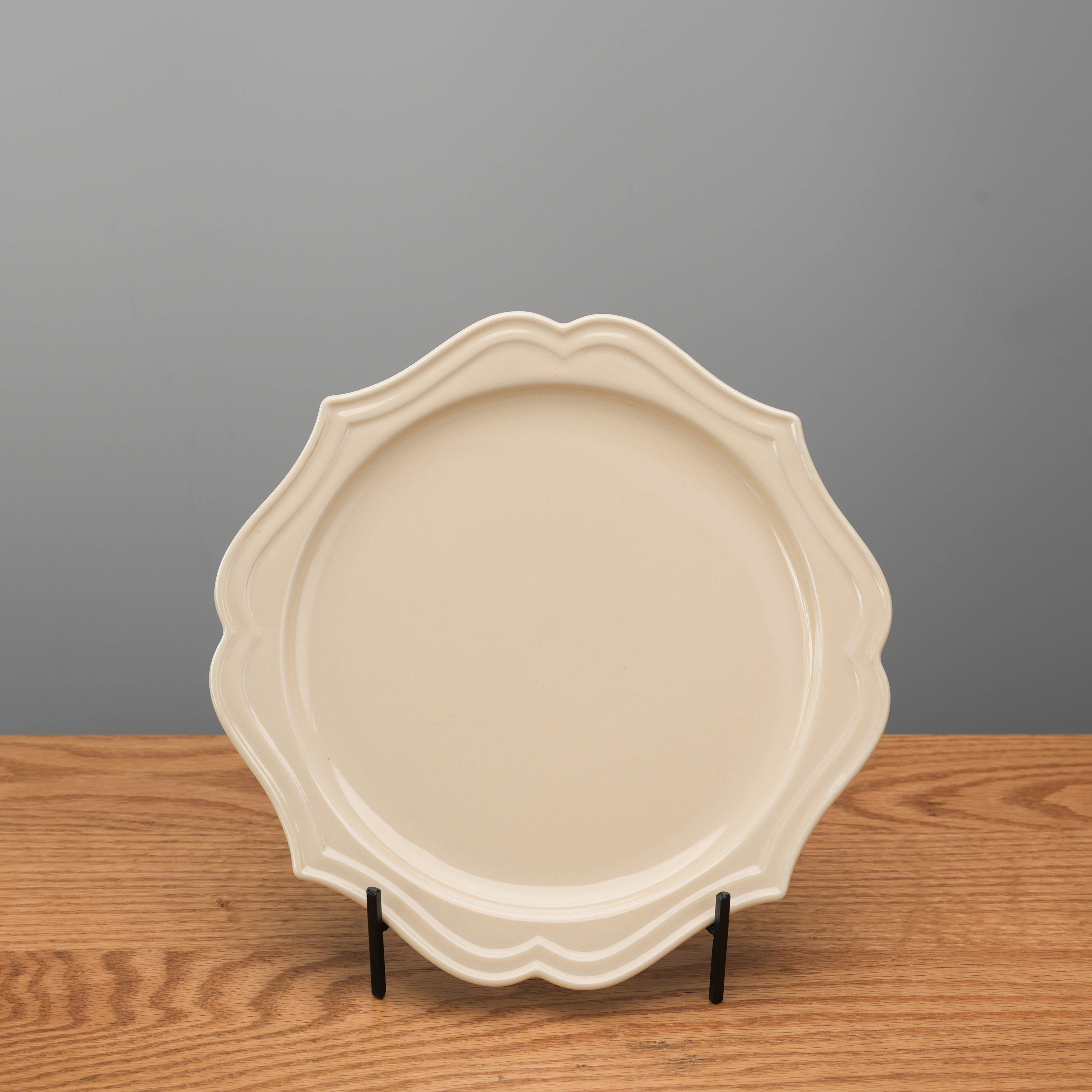 Scalloped Round Plate