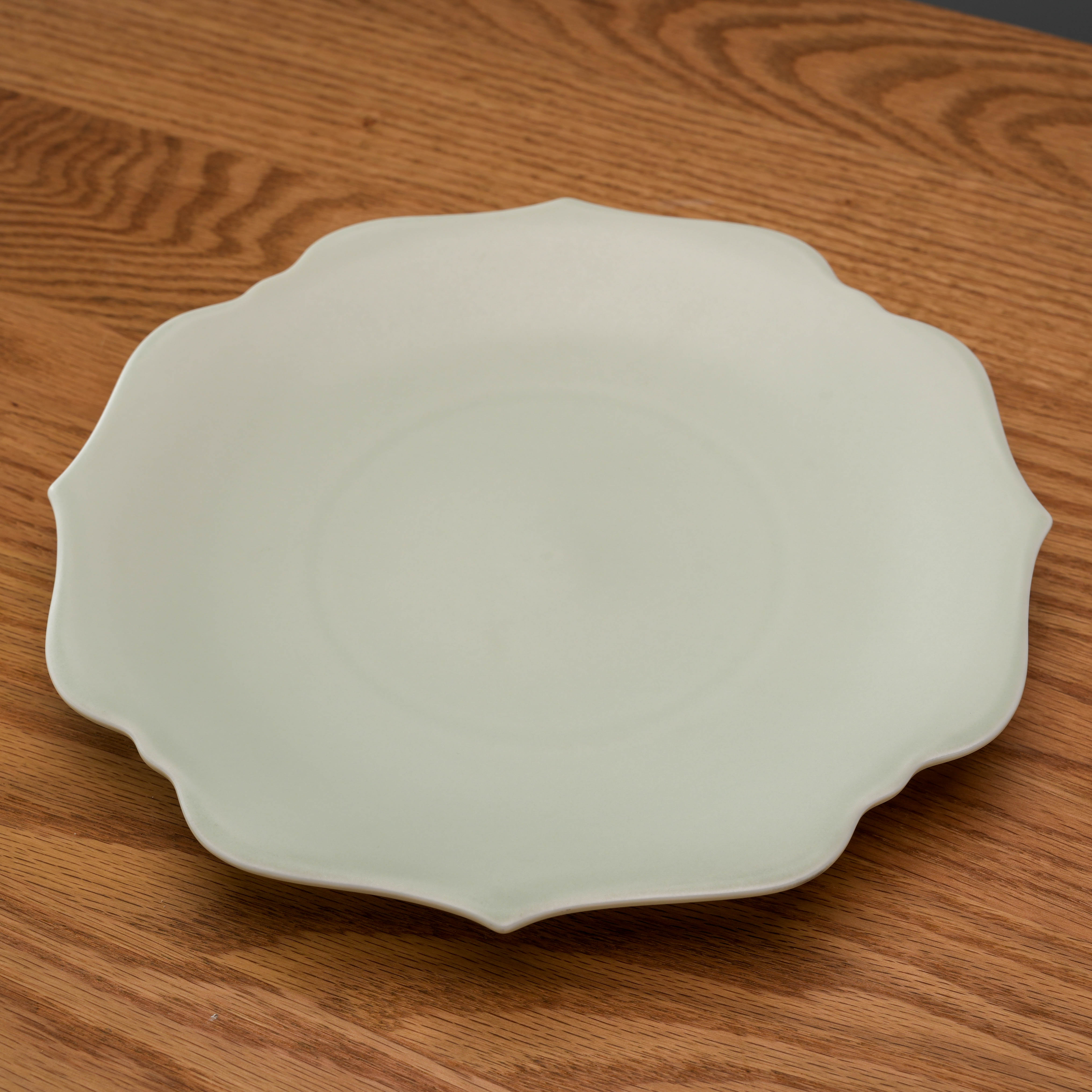 Scalloped display platter