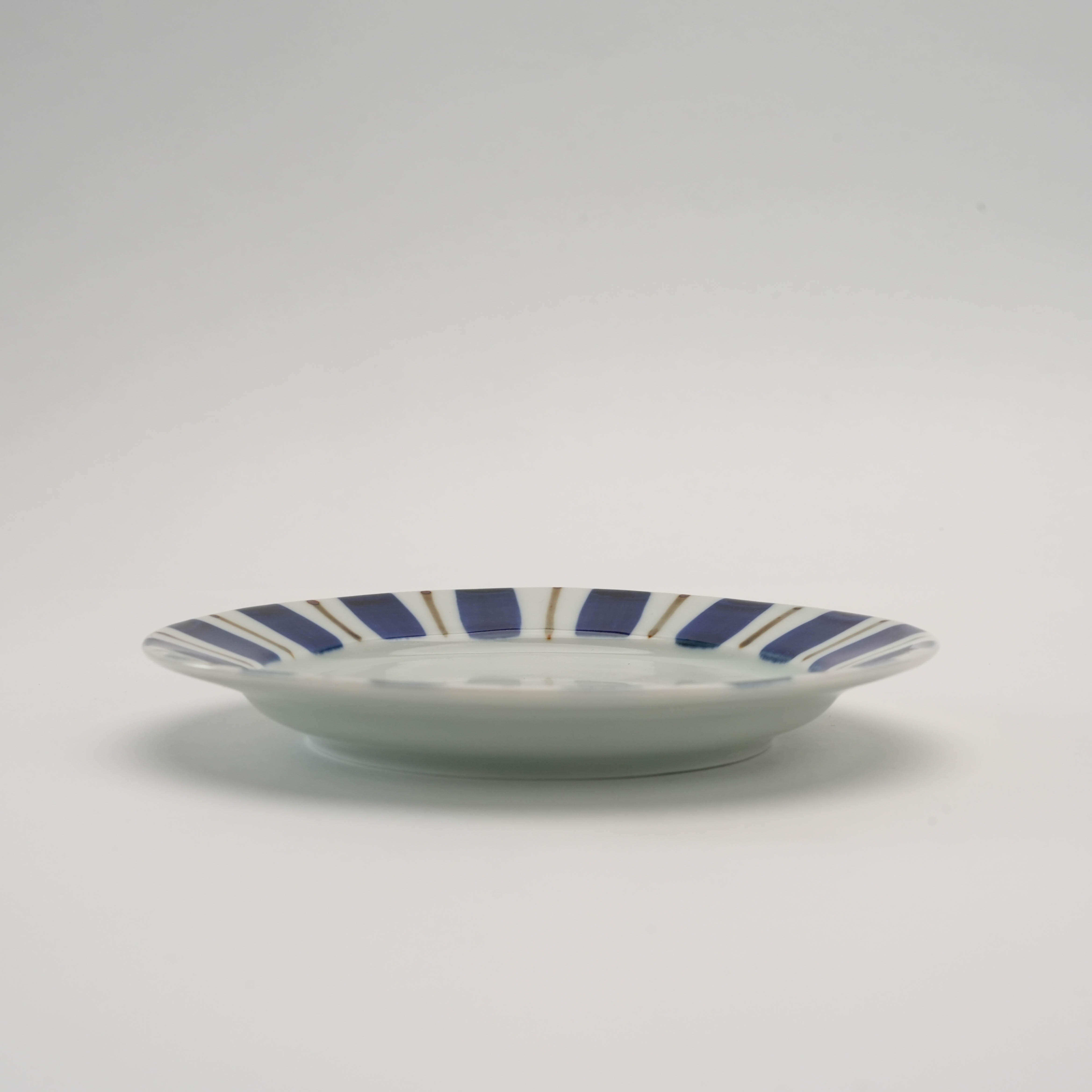 Decorated round food plate