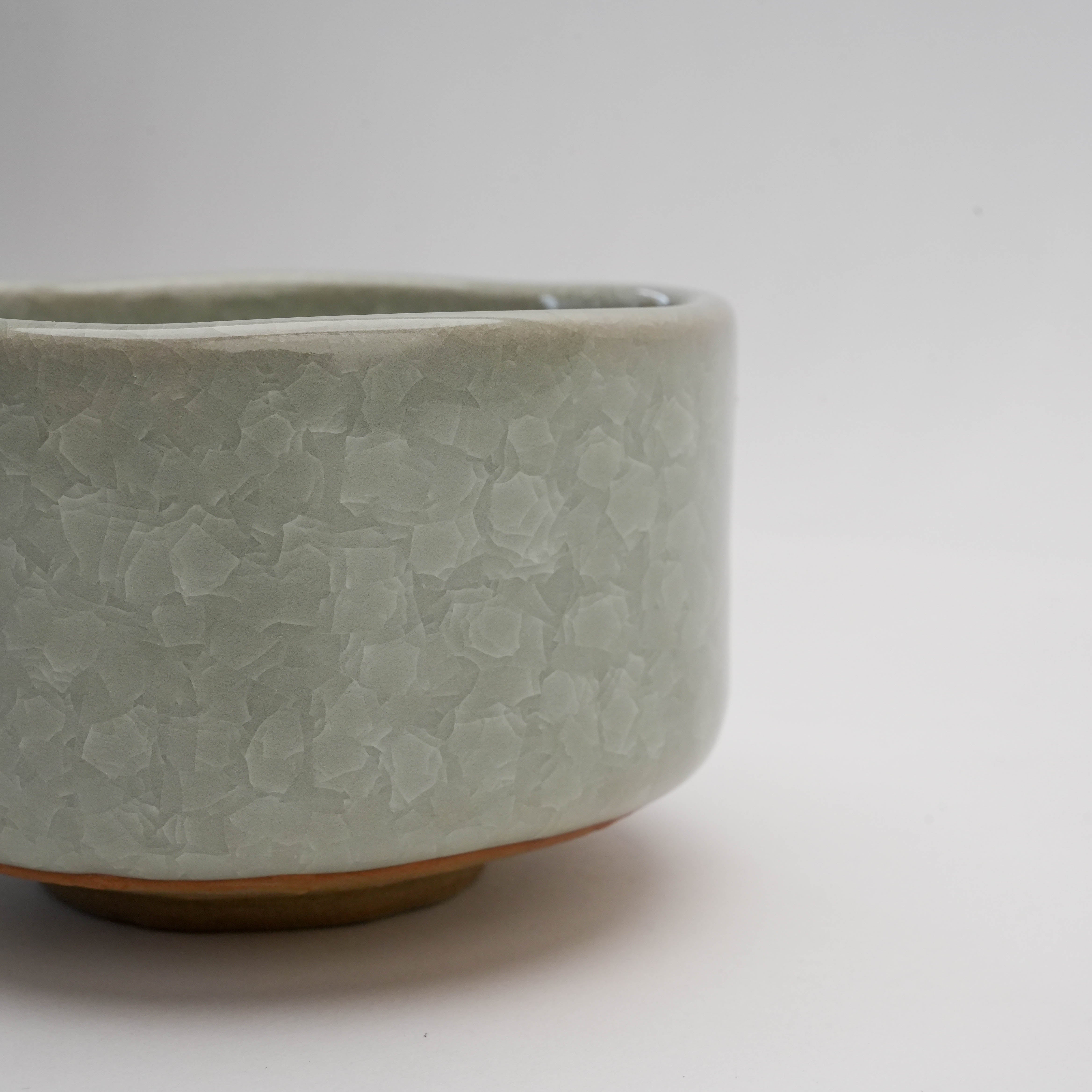 Crackle-patterned teacup